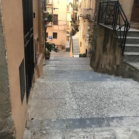 Batarà - La Terrazza Del Centro Couette-café 3*